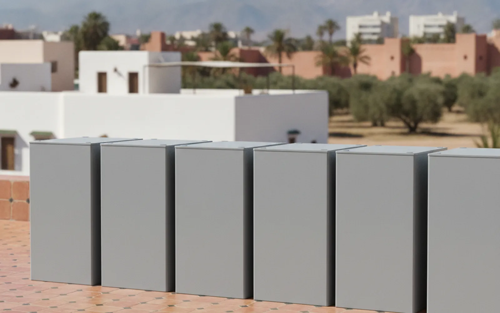 Onduleur hybride et batterie installés dans un local technique