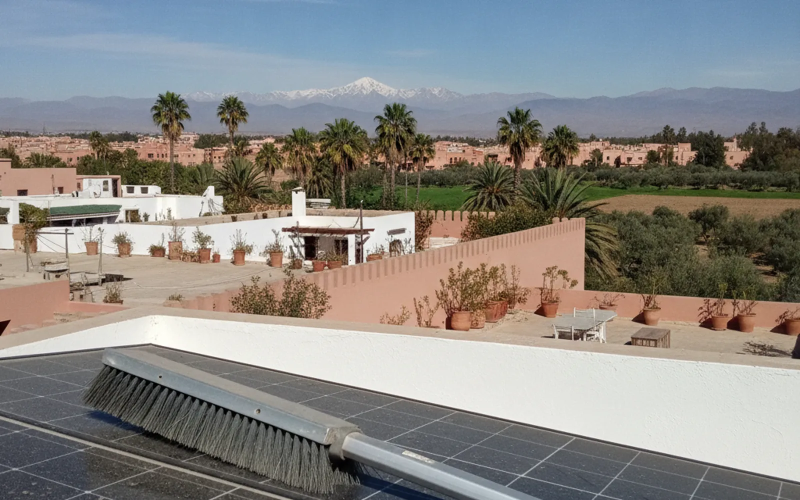 Panneaux solaires couverts de poussière sur un toit-terrasse